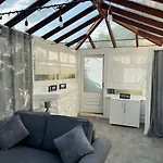 Spacious One Bedroom House With Garden In Clifton Holiday home