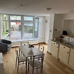 Spacious One Bedroom House With Garden In Clifton *