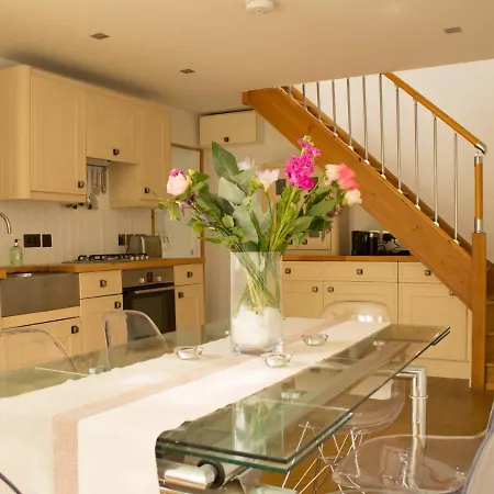 Spacious One Bedroom House With Garden In Clifton