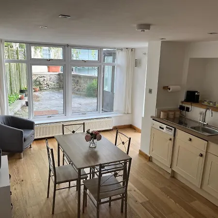 Spacious One Bedroom House With Garden In Clifton *