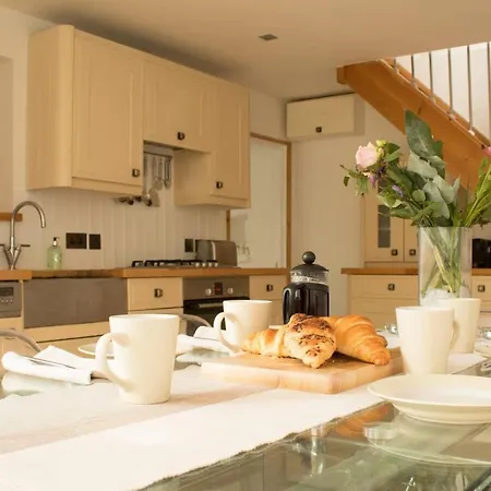 Дом отдыха Spacious One Bedroom House With Garden In Clifton *