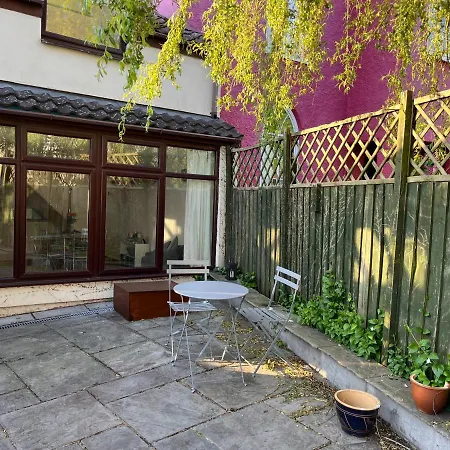 Spacious One Bedroom House With Garden In Clifton Бристоль