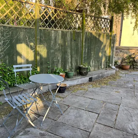 Spacious One Bedroom House With Garden In Clifton *