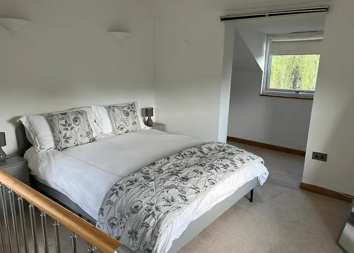 Spacious One Bedroom House With Garden In Clifton * Bristol