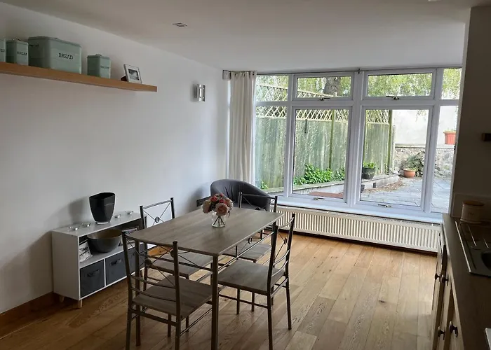 Spacious One Bedroom House With Garden In Clifton Casa vacanze