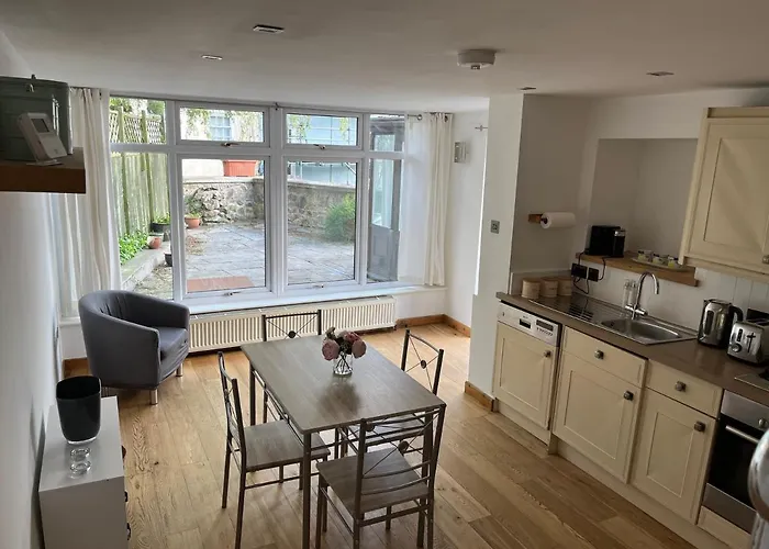 Spacious One Bedroom House With Garden In Clifton *