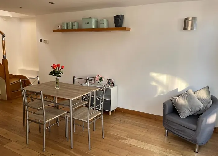 Spacious One Bedroom House With Garden In Clifton *