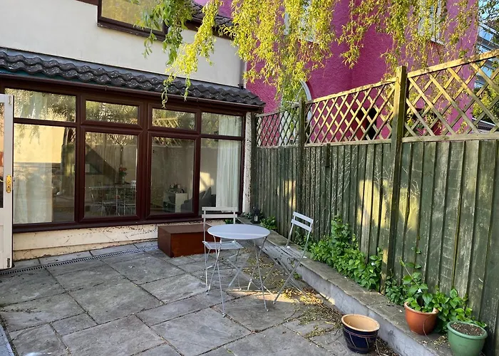 Spacious One Bedroom House With Garden In Clifton Bristol