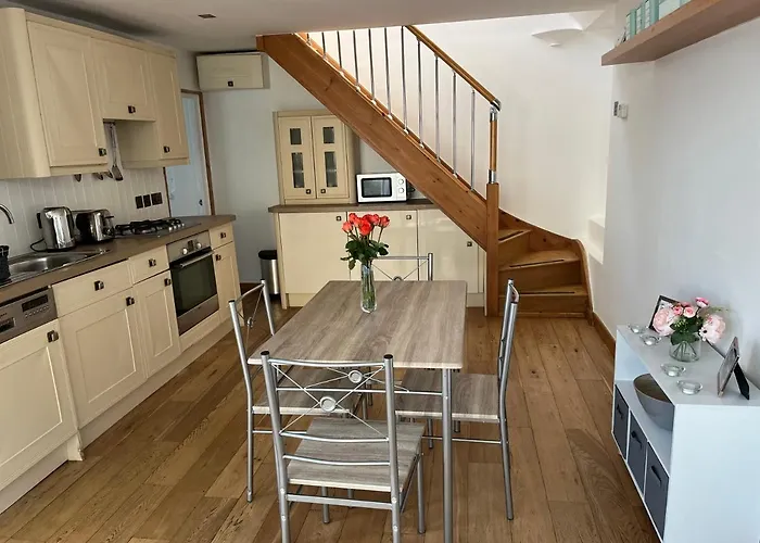 Spacious One Bedroom House With Garden In Clifton Bristol