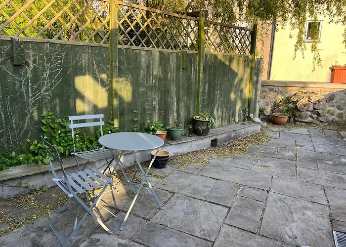 Spacious One Bedroom House With Garden In Clifton *