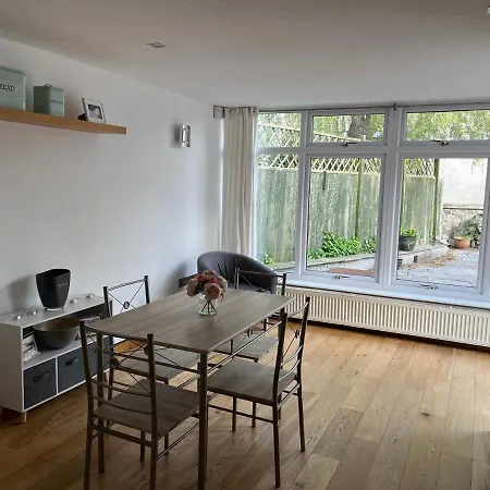 Spacious One Bedroom House With Garden In Clifton Holiday home