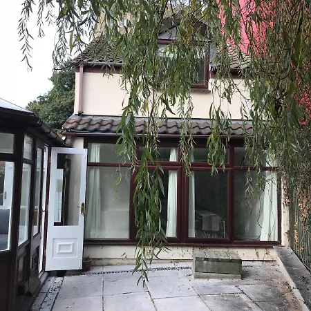 Spacious One Bedroom House With Garden In Clifton Vakantiehuis