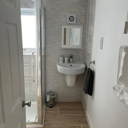 Spacious One Bedroom House With Garden In Clifton