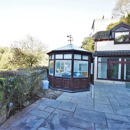 Holiday home Spacious One Bedroom House With Garden In Clifton *