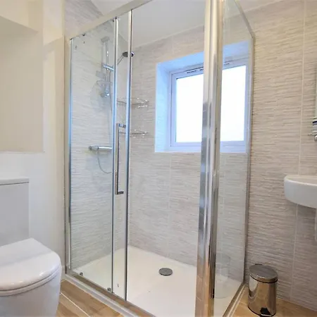 Spacious One Bedroom House With Garden In Clifton Сasa de vacaciones