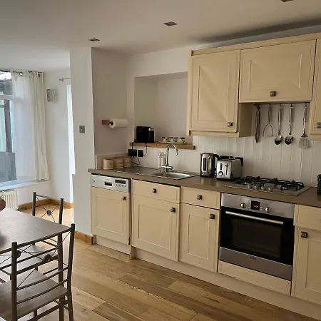 Spacious One Bedroom House With Garden In Clifton Сasa de vacaciones *