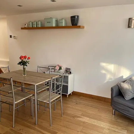 Spacious One Bedroom House With Garden In Clifton *