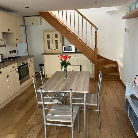 Spacious One Bedroom House With Garden In Clifton Bristol