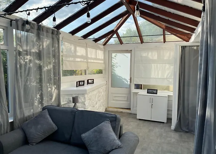 Spacious One Bedroom House With Garden In Clifton 펜션