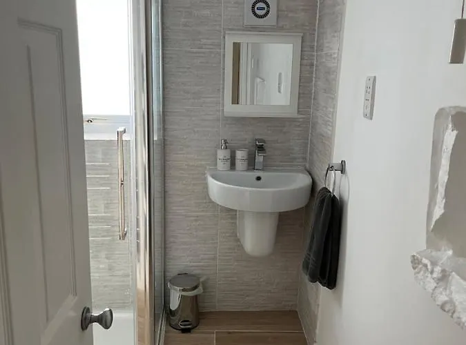 Spacious One Bedroom House With Garden In Clifton