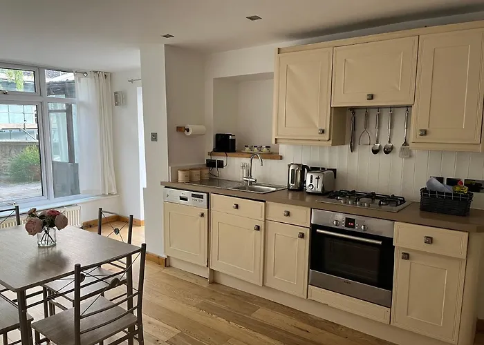 Spacious One Bedroom House With Garden In Clifton 펜션 *